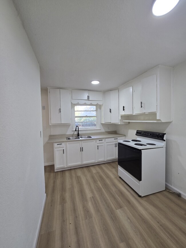 Building Photo - 1018 N Volutsia