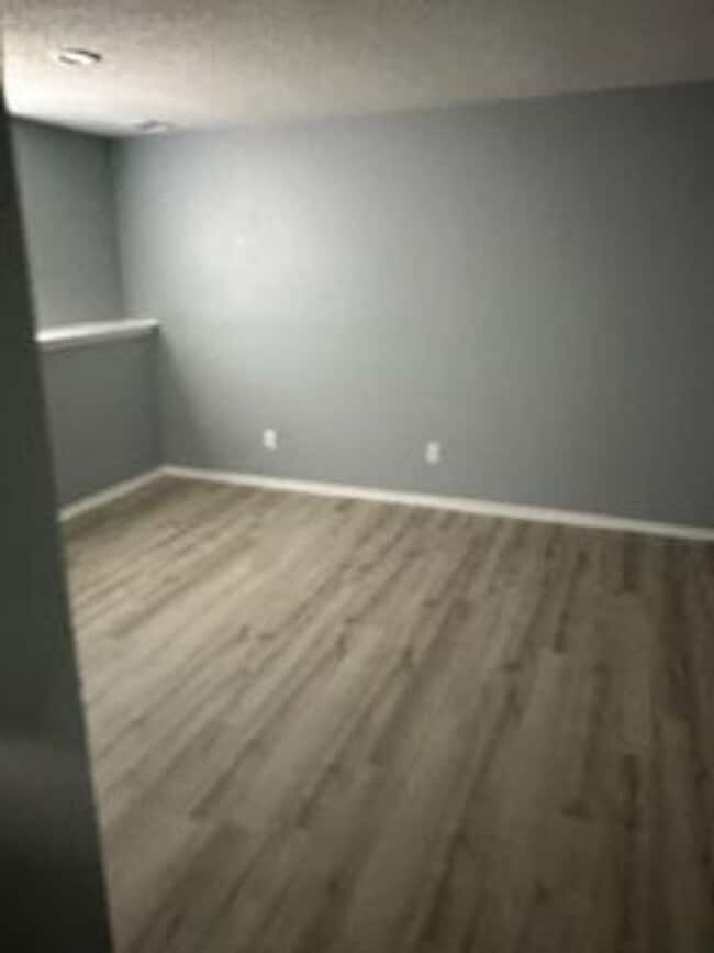 Building Photo - Beautiful 3 Bedroom 2 Bath Duplex!