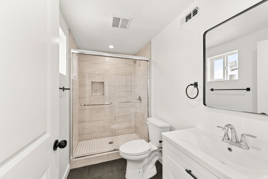 Building Photo - 1031 W 91st St