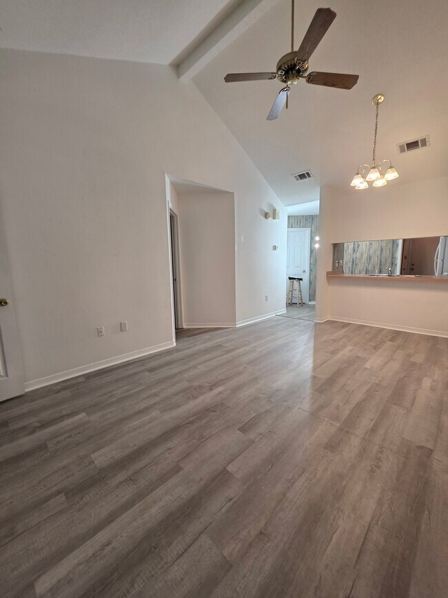 Building Photo - 8 Viking Dr NW