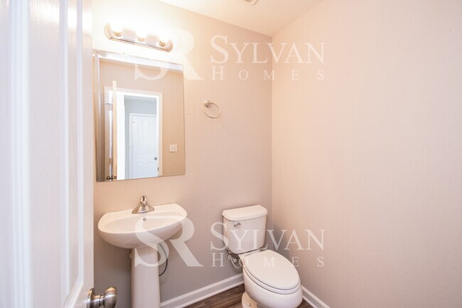 Building Photo - A must see 4-bedroom, 2.5 bath home in Oak Pointe.