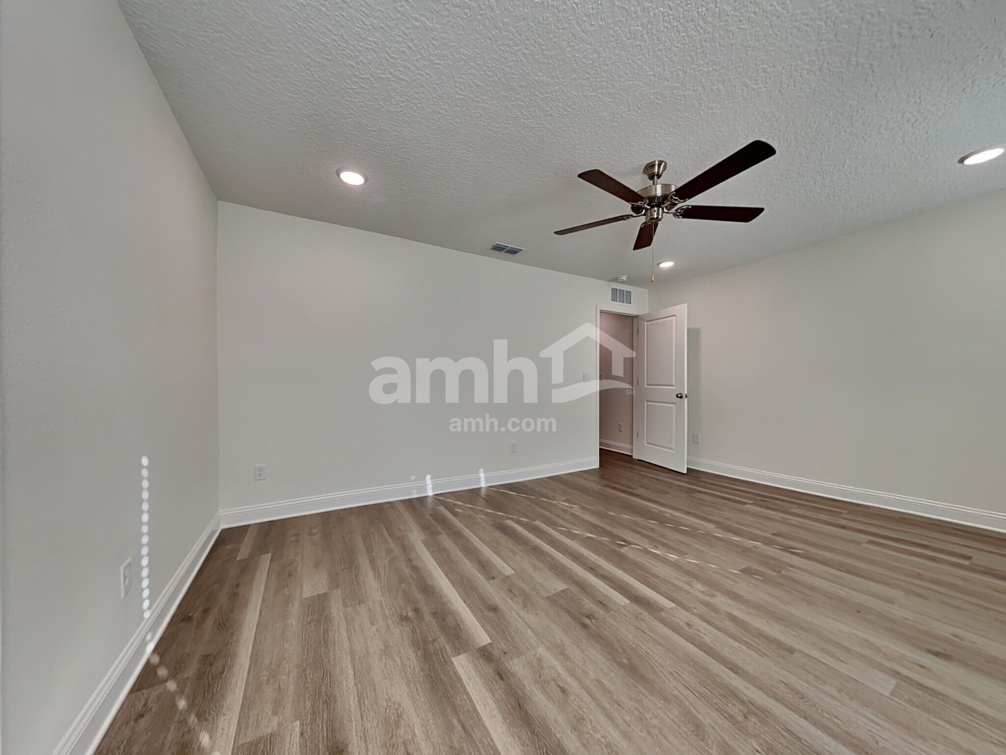 Building Photo - 11667 Hillside Dr