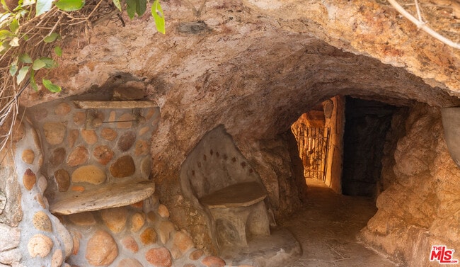 Building Photo - 8978 Wonderland Ave