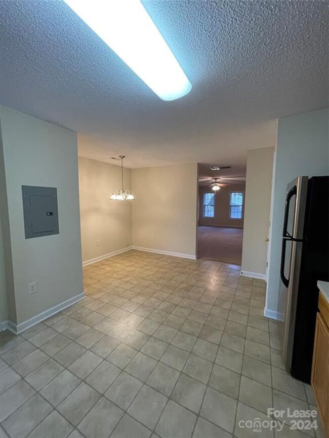 Building Photo - Spacious 2BR 2BA Townhome In Prime Location!