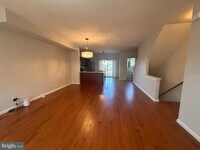 Building Photo - 709 E Elm St