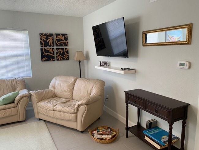 Building Photo - For Rent 4-Bedroom, 2-Bathroom single-family home