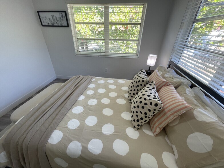 Building Photo - 2635 SW 24th Ave