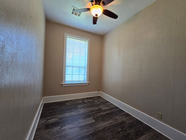 Building Photo - 400 S Cash
