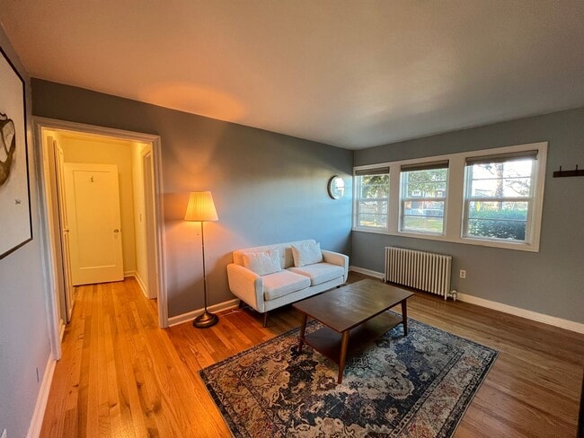 Building Photo - Beautiful 1Bd/ 1Ba Vintage Condo Located in Mt. Tabor! In Unit Laundry, Parking Space, storage un...