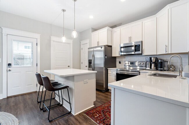 Building Photo - Gorgeous, luxury townhome in convenient We...