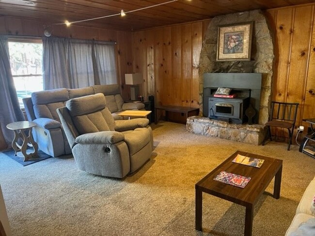 Building Photo - Seasonal Furnished rental sleeps 4