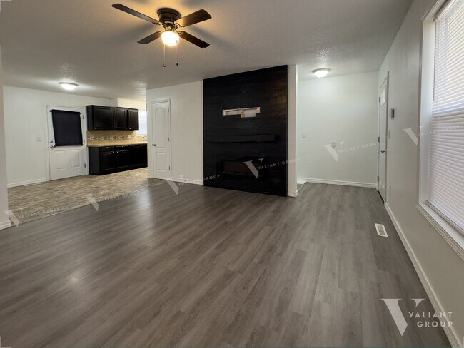 Building Photo - Spacious 4 Bedroom Ozark Home