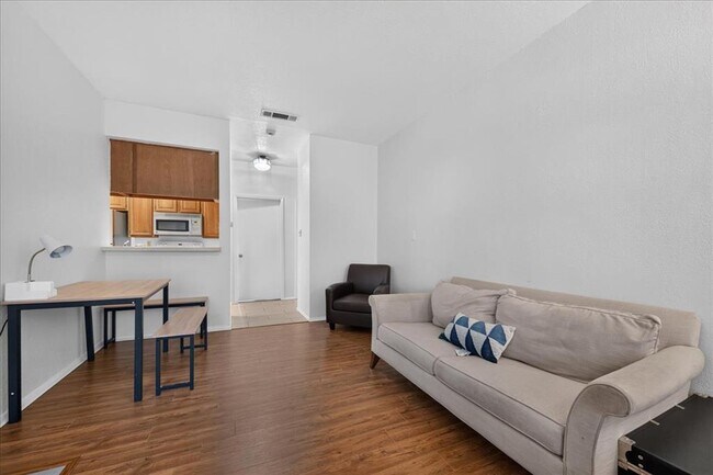 Building Photo - 806 W 24th St