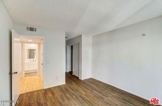 Building Photo - Welcome to this charming 1 bedroom+1 bathroom