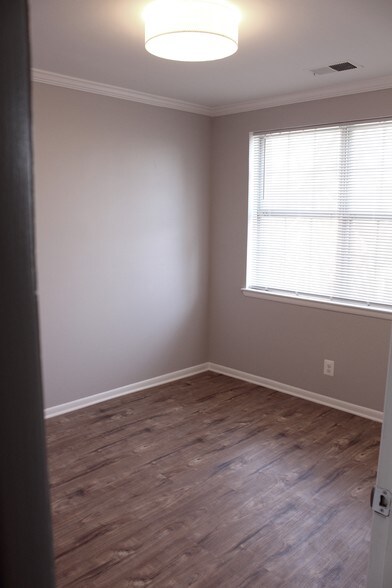 2nd bed w/ plenty of room for queen or bunks! - 2841 S Wakefield St