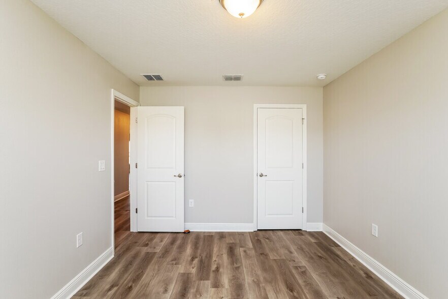 Building Photo - 900 Chestnut Dr