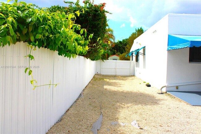 Building Photo - 2253 SW 10th St