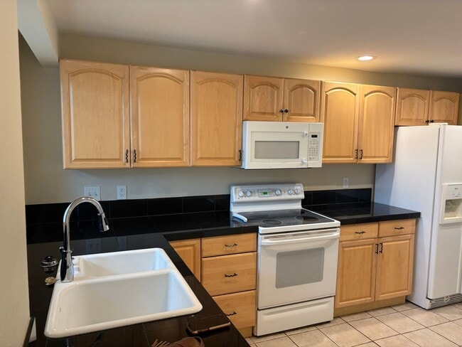 Building Photo - Top Floor 2 Bed 1.5 Bath Two Story Condo I...