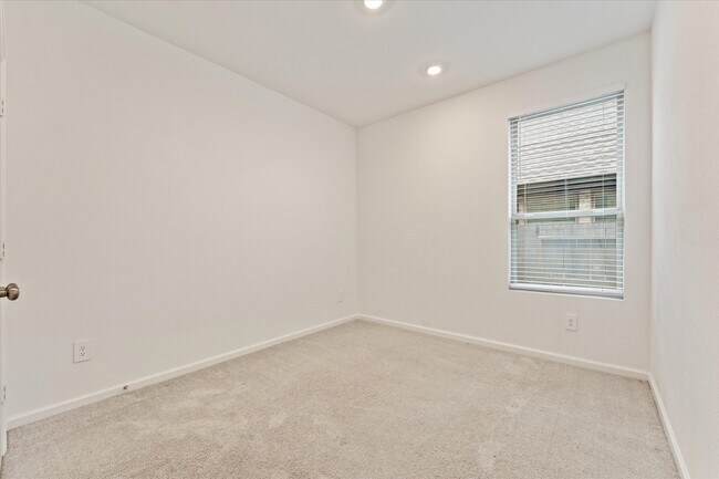 Building Photo - 15520 Maple