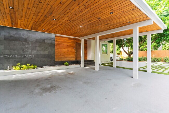 Building Photo - 221 NE 44th St