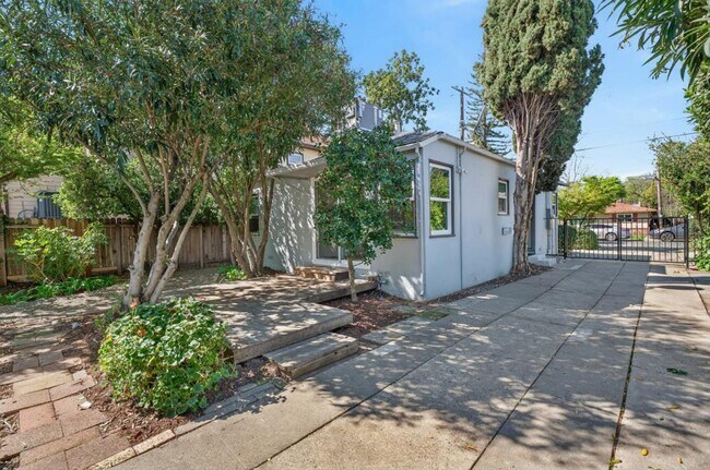 Building Photo - 2 bedroom | 1 bathroom | Single family in East Sac