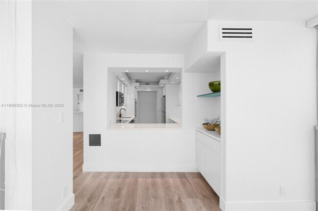 Building Photo - 2655 Collins Ave