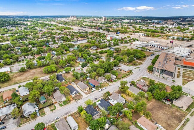 Building Photo - 921 E Hattie St