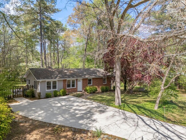 Building Photo - Ranch Three Bedrooms with Fenced in Yard Available April - Move in Ready!