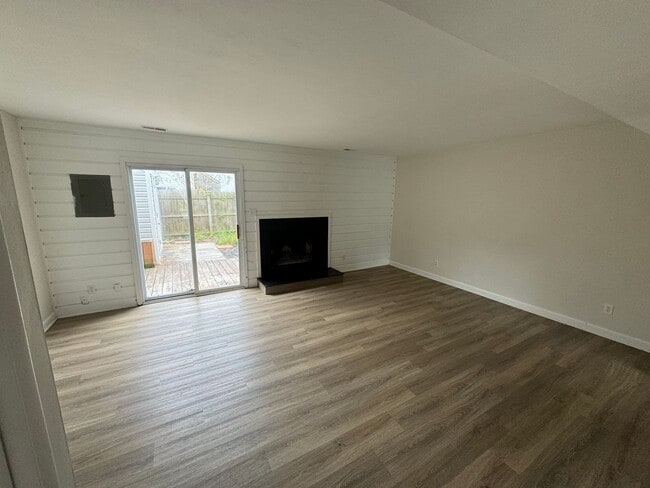 Building Photo - Beautiful townhome convenient to schools, ...