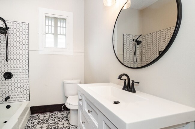 Building Photo - A charming home located in the heart of the Garden District for Rent