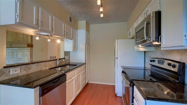 Building Photo - 908 Poplar St