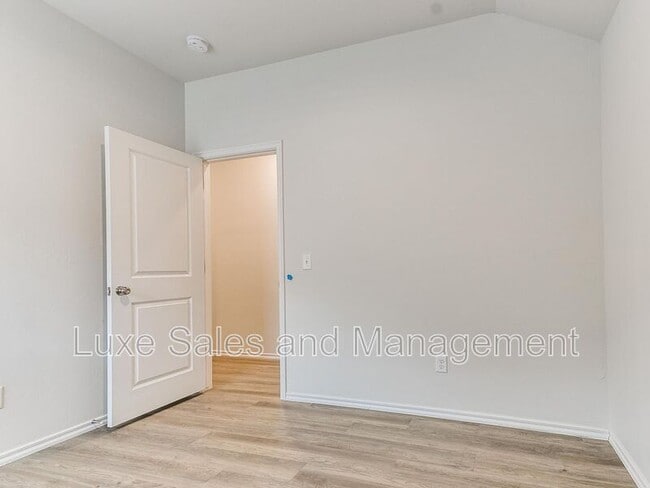 Building Photo - 3703 N Divis Ave