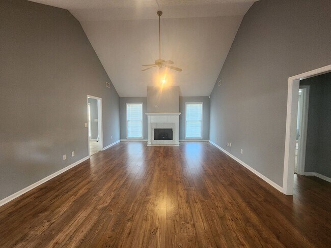 Building Photo - 3 Bedroom 2 Bathrooms 2 Car Garage - North...