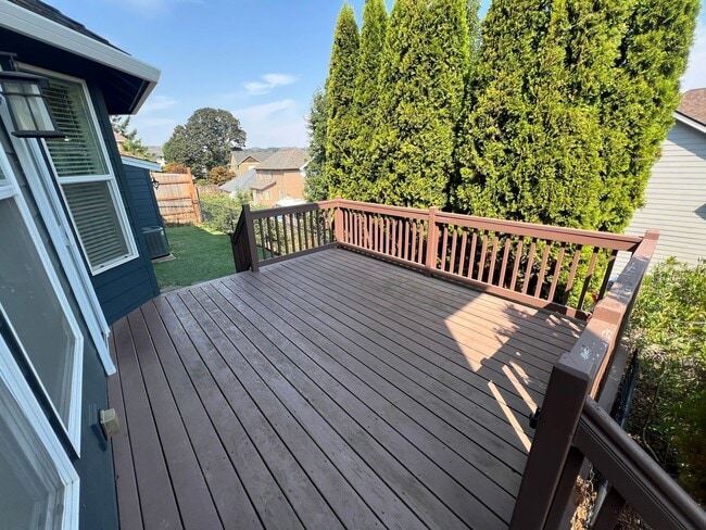 Building Photo - Large Three Bedroom Home in West Salem wit...