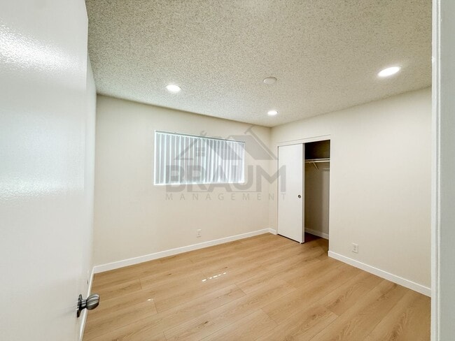 Building Photo - 14801 Delano St
