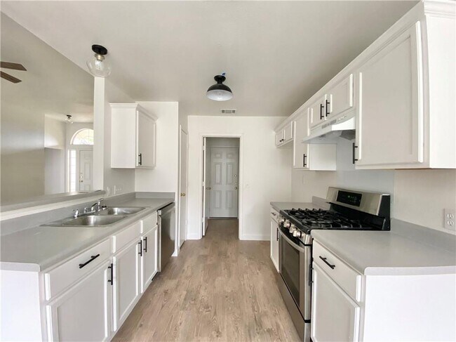 Building Photo - 811 Sonny Dr