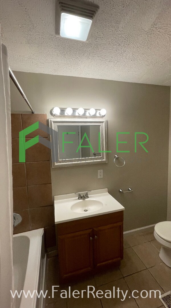 Building Photo - Beautiful 3 bedroom home with attached garage