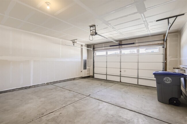Building Photo - Beautiful SW Longmont Townhome