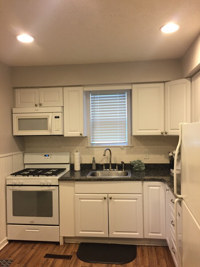 Building Photo - 420 Cartwright St