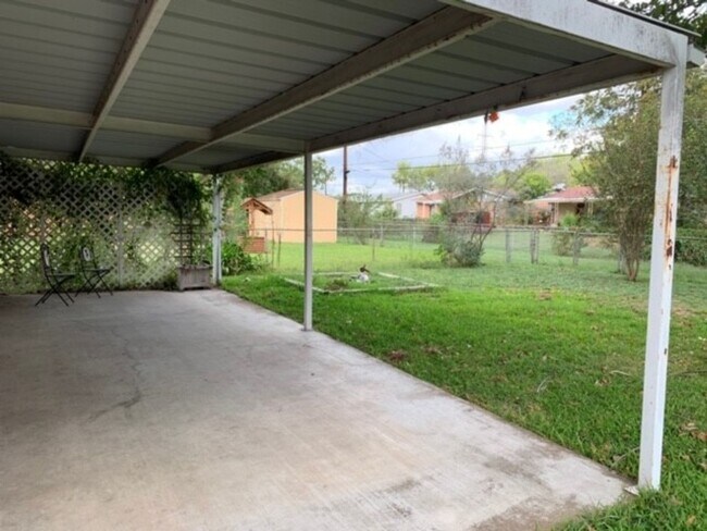 Building Photo - Lovely 3 bedroom 2 bath home