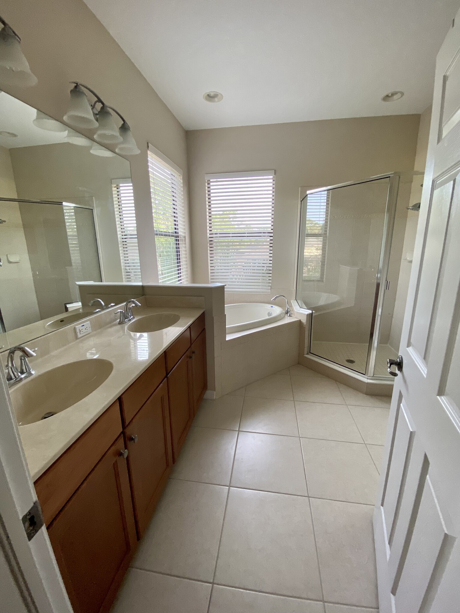 Master bathroom - 15631 N Himes Ave