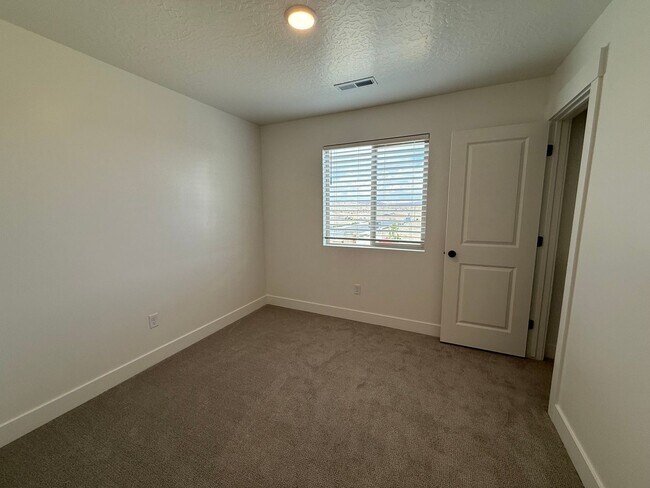 Building Photo - Brand New Townhome