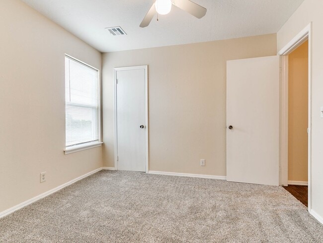 Building Photo - Just remodeled Duplex Home