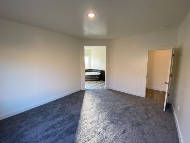 Building Photo - Beautiful 3 Bedroom Single Level Home in S...