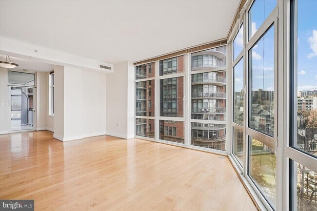 Building Photo - 8220 Crestwood Heights Dr