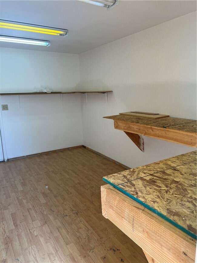 Building Photo - 2040 Swan Cove N