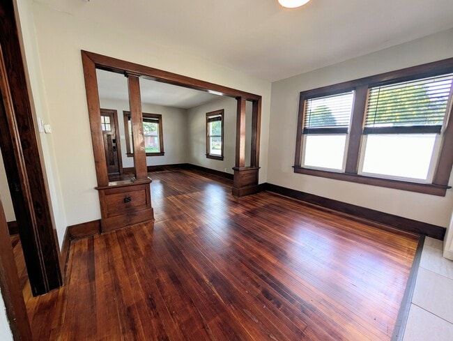 Building Photo - 307 5th Ave E