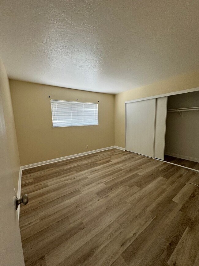 Building Photo - 812-818 E Fairway Dr