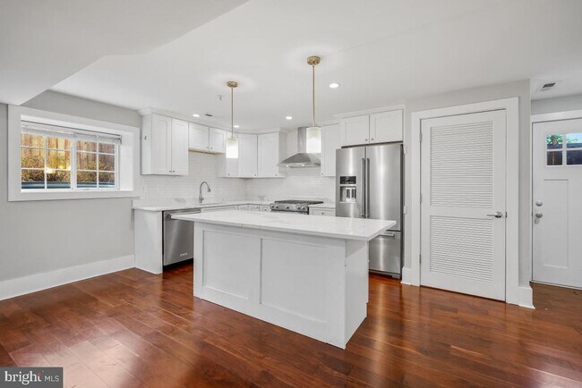 Building Photo - 837 Shepherd St NW