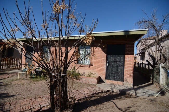 Building Photo - Charming 1 Bedroom  1 Bath Duplex! South Tucson Location!